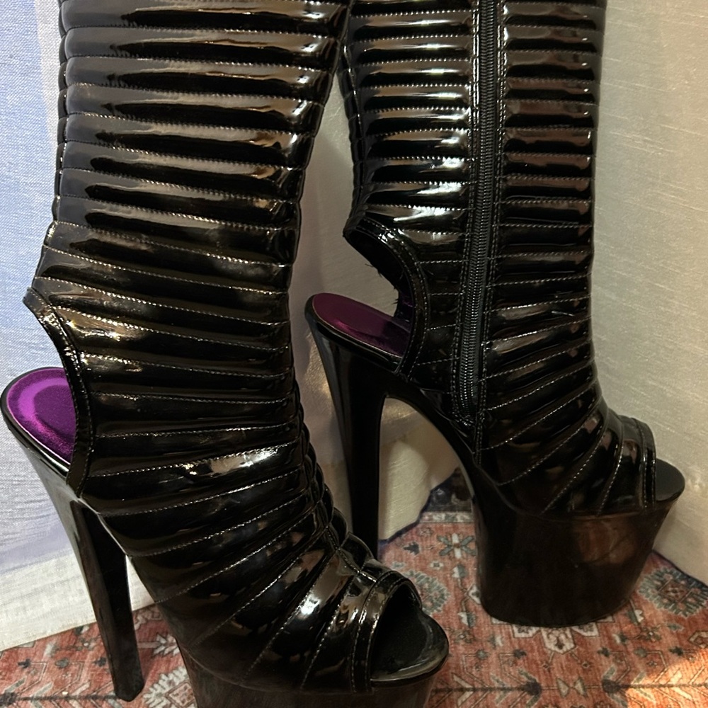 Gorgeous size 8 Ellie Shiny Black Platform Heel boots. New